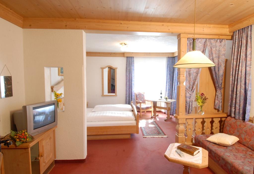 Gasthof Zum Goldenen Loewen Nauders Quarto foto